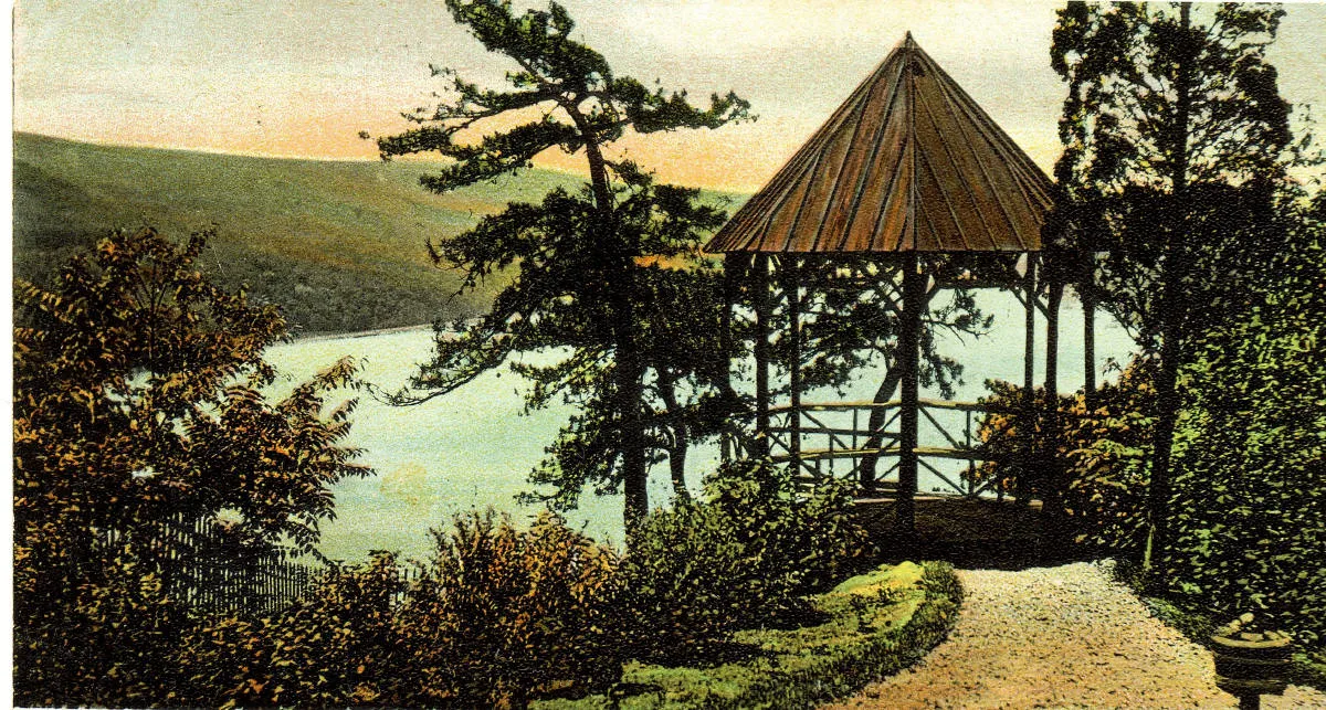 Vintage postcard: Gazebo above the Hudson River